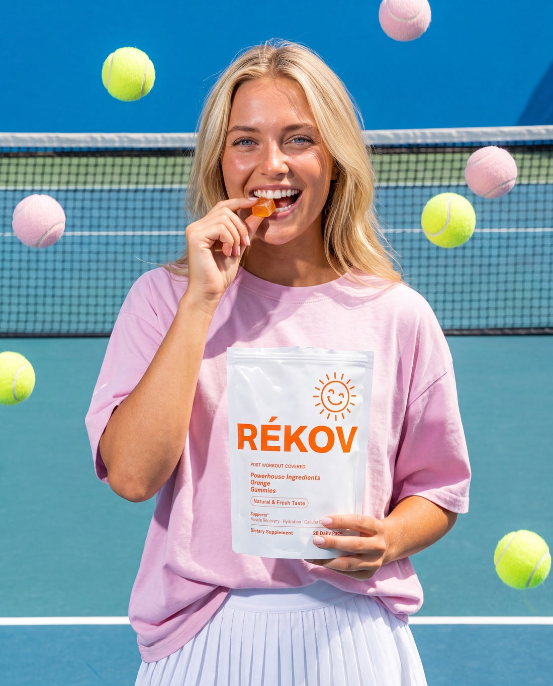 Tennis player chewing a Rékov gummy on the court